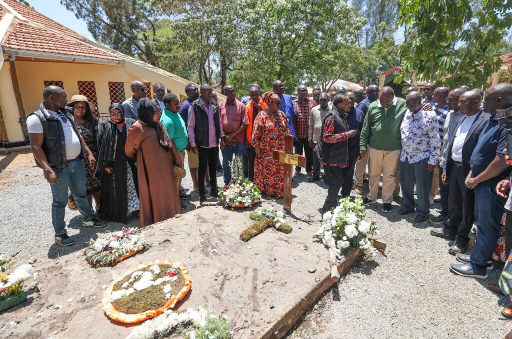 In Pictures! Uhuru visits Raila’s Grave at Kang’o Ka Jaramogi A Day After Burial